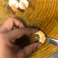 《春日食鲜》韭菜菌菇爆虾球的做法图解1