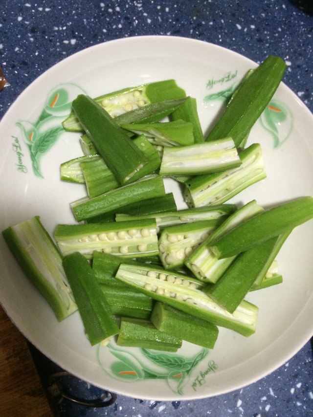 秋葵煮豆腐的做法图解1