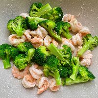 西兰花炒虾仁的做法图解6