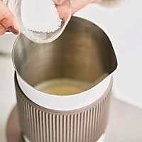 5cm厚奶盖！3分钟自制海盐奶盖美式咖啡的做法图解2