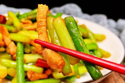 简单家常菜蒜苔炒肉