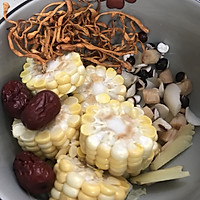 虫草花干贝玉米排骨汤的做法图解3