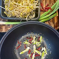 #“酒”是要开心#家常酒菜，小炒黄豆芽越嚼越香！的做法图解2