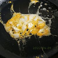 蒜菇蛋蛋烩菠菜的做法图解2
