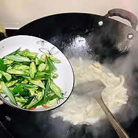 秋葵平菇炒肉的做法图解3