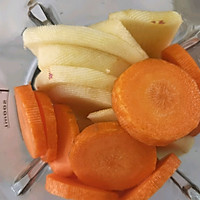 冬日里的温暖热饮：苹果胡萝卜小米的做法图解2
