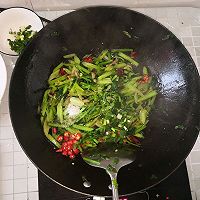 清淡可口的爆炒芹菜的做法图解5