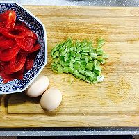 胸柿尖椒炒鸡蛋的做法图解1