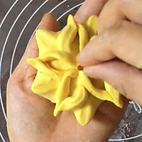 剪一剪，捏一捏，让南瓜豆沙包上开出一朵五瓣花的做法图解11
