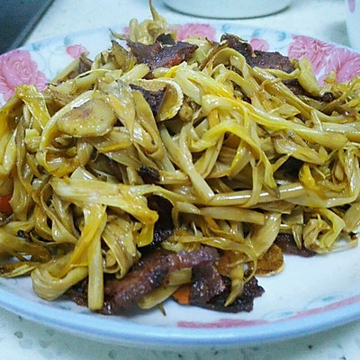 黄花菜炒腊肠