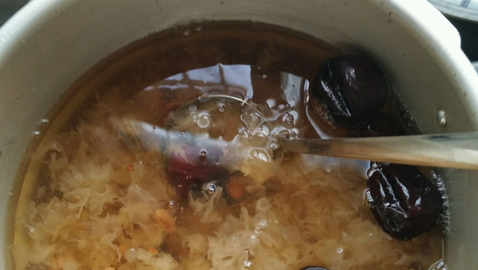 红枣葡萄银耳汤