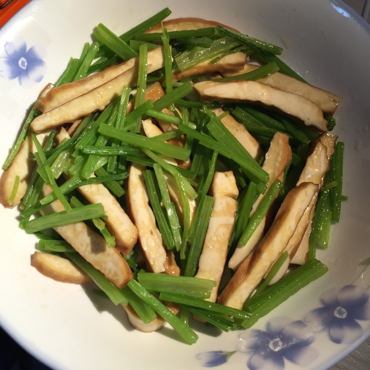 芹菜豆干的做法