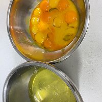 同时烤两个八寸戚风和两个六寸戚风的做法图解2