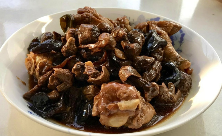 松茸木耳炖鸡的做法