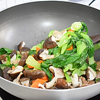 #在家做出五星级牛排#牛肉香菇小油菜的做法图解3