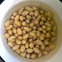 凉瓜黄豆扇骨汤的做法图解1