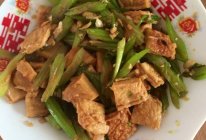 芹菜烧千叶豆腐的做法