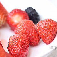#百变水果花样吃#牛奶草莓汁的做法图解1