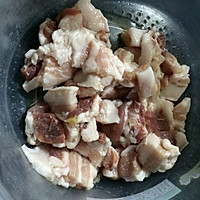 襄阳名菜——孔明菜烧五花肉的做法图解1