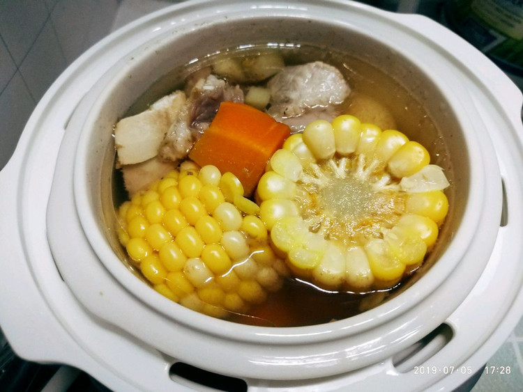 宿舍一人食之玉米胡萝卜马蹄排骨汤的做法