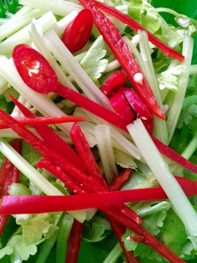 芹菜炒肉丝的做法图解2