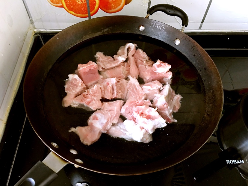 红豆薏米脊骨汤的做法图解3