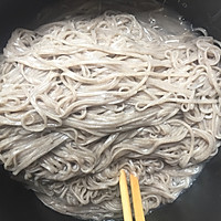 青椒鸡蛋荞麦面的做法图解1