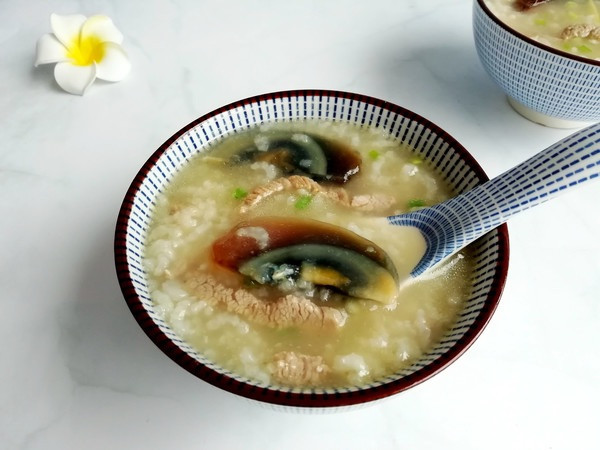 皮蛋瘦肉粥的做法