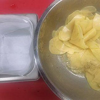 炸鱼千层土豆配松露蛋黄酱和塔塔酱的做法图解3
