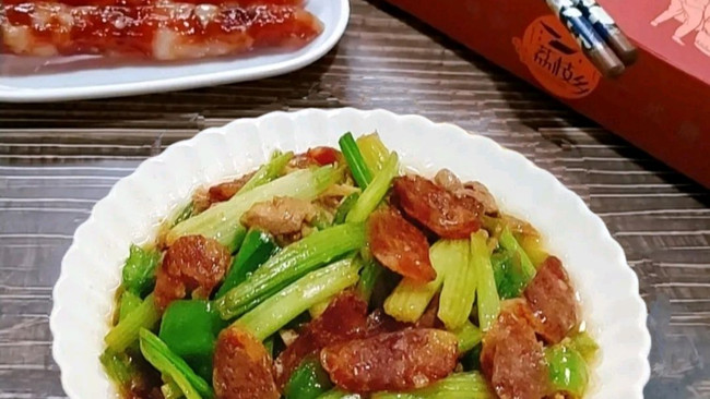 广东丨绿城腊肠炒香芹的做法