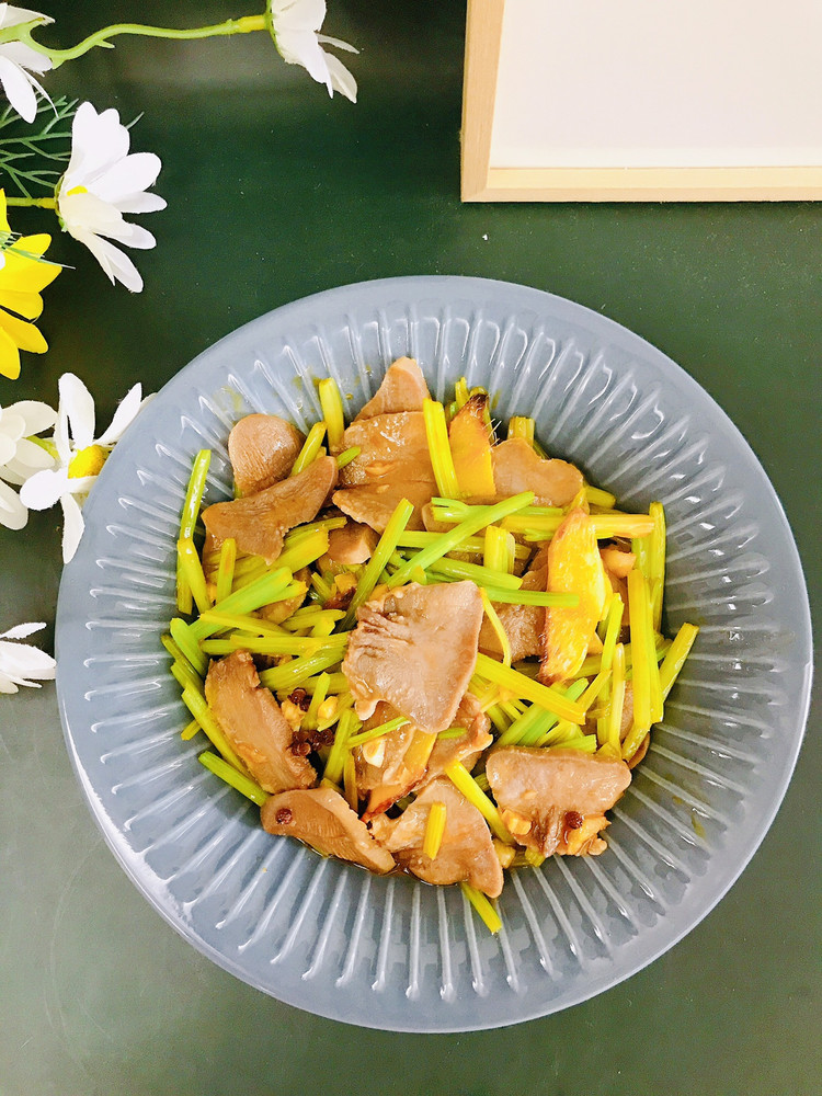 香芹炒猪舌的做法