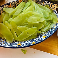 快手菜~莴笋炒肉的做法图解2