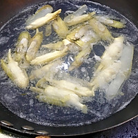 蛏子丝瓜汤的做法图解1