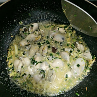 韭黄炒牡蛎的做法图解5