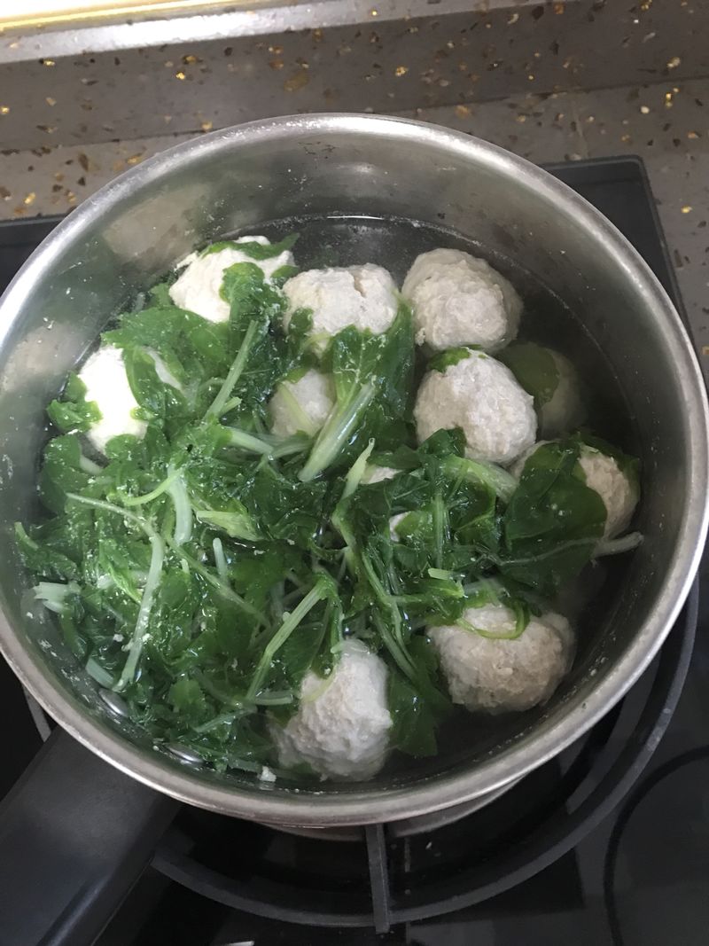 Chicken and vegetable small meat round soup