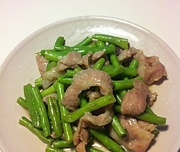 猪颈肉焖豆角的做法