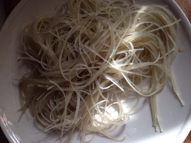 黄豆芽炖粉条的做法图解2