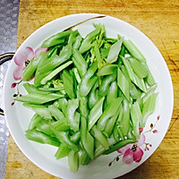 腊味腰果西芹百合的做法图解1