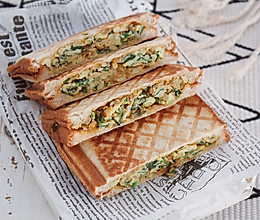 #10分钟早餐大挑战#菠菜鸡蛋三明治的做法