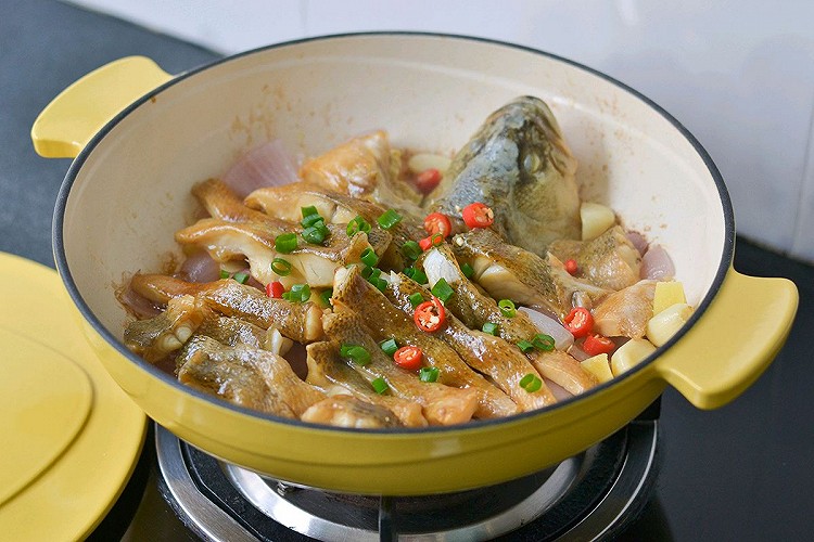 珐琅锅焗鲈鱼的做法