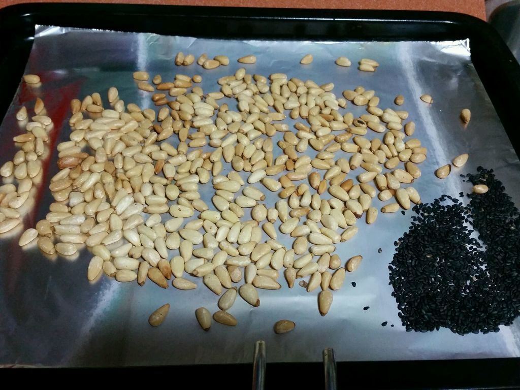 黑菰米、褐菰米和白茉莉米在木勺平躺着。高清摄影大图-千库网