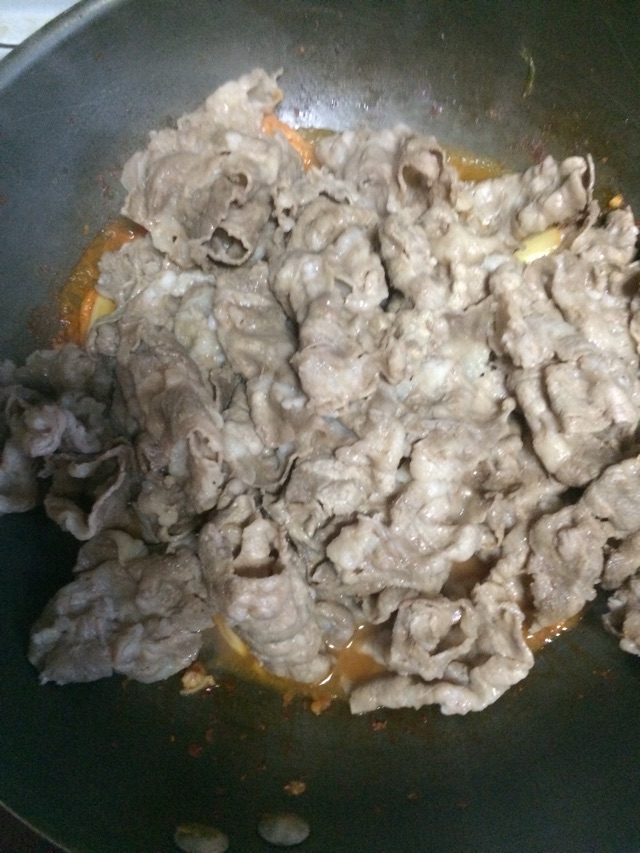 超简单的泡菜炒肥牛思密达的做法图解3