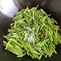清炒酸辣空心菜梗。的做法图解5