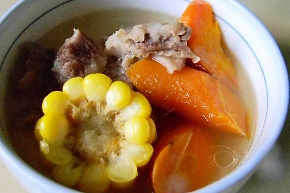 广式排骨玉米胡萝卜煲汤的做法