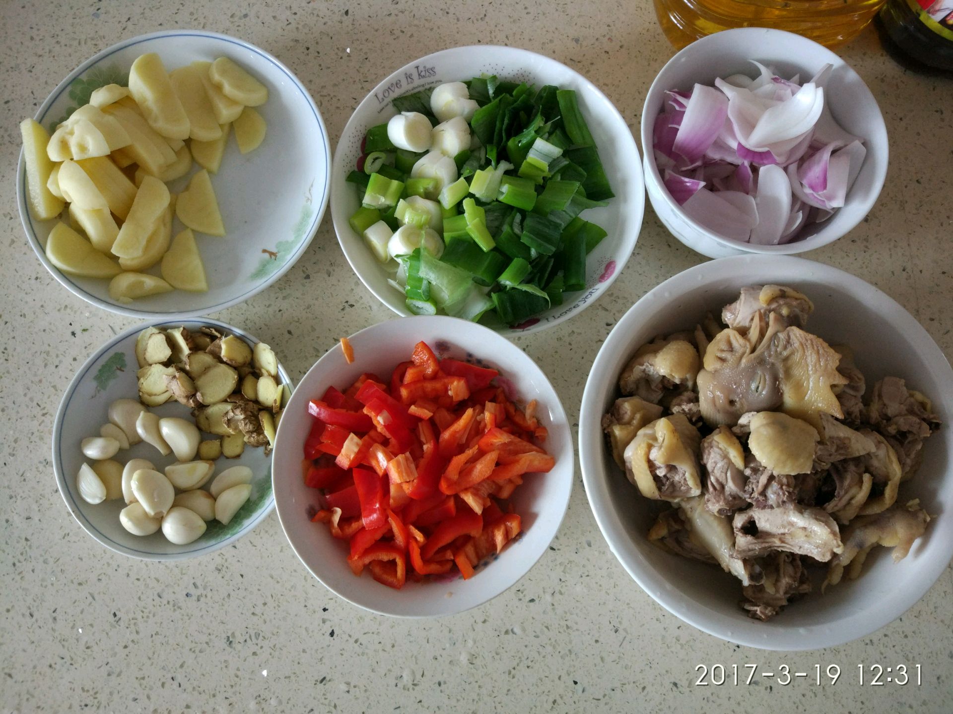 新疆大盘鸡的正宗做法,鸡肉不老不柴,做法简单好吃又下饭