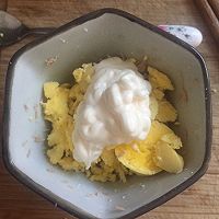 早餐-简单好吃的吞拿鱼鸡蛋杯（魔鬼蛋）的做法图解4