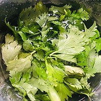 芹菜的隐秘菜单：芹菜叶炒鸡蛋的做法图解1