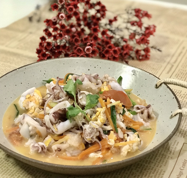 鲜鱿炒鸡蛋的做法
