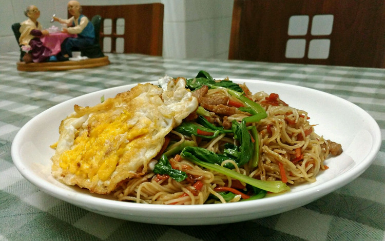 肉丝胡萝卜鸡蛋青菜炒面的做法