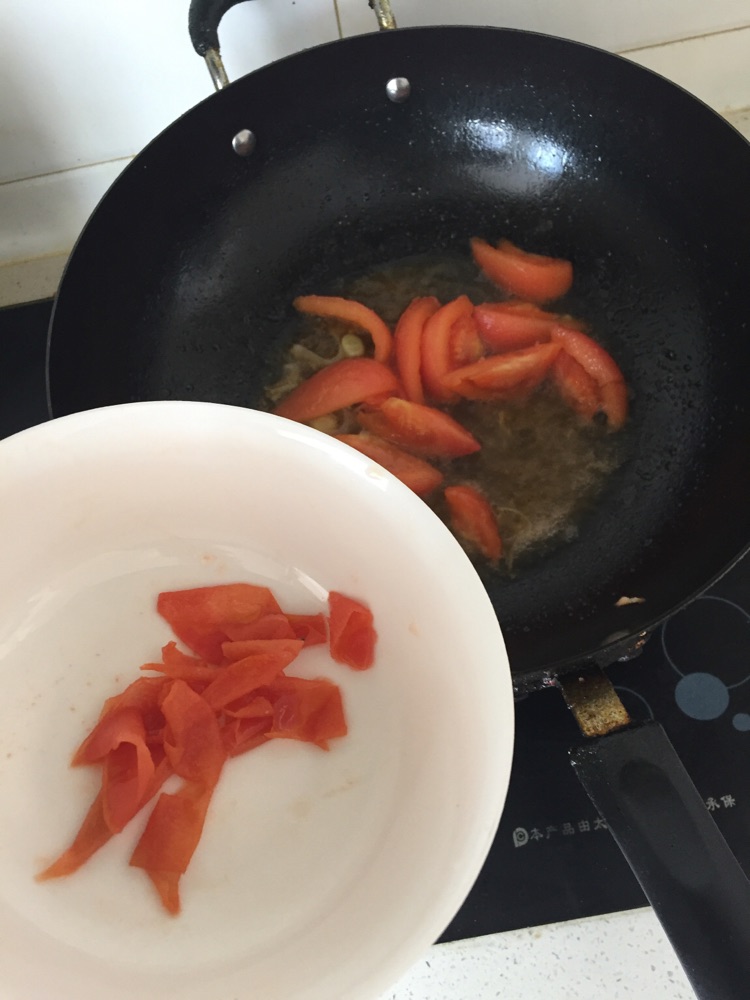 西红柿金针菇汤菜的做法图解3